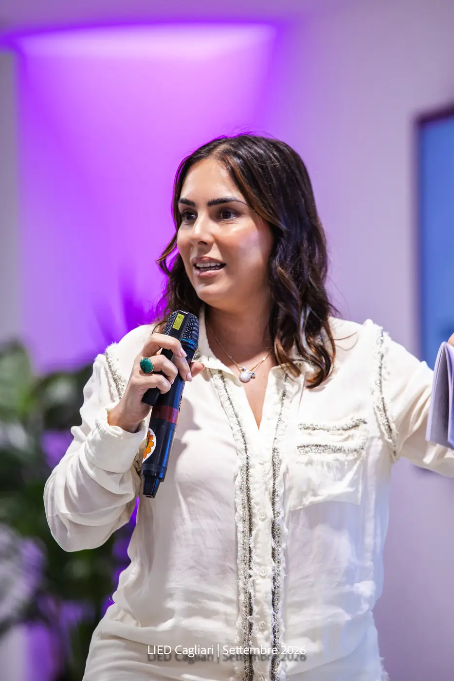 Cagliari — L'Impresa è Donna 2026 Una partecipante in camicia bianca interviene al microfono