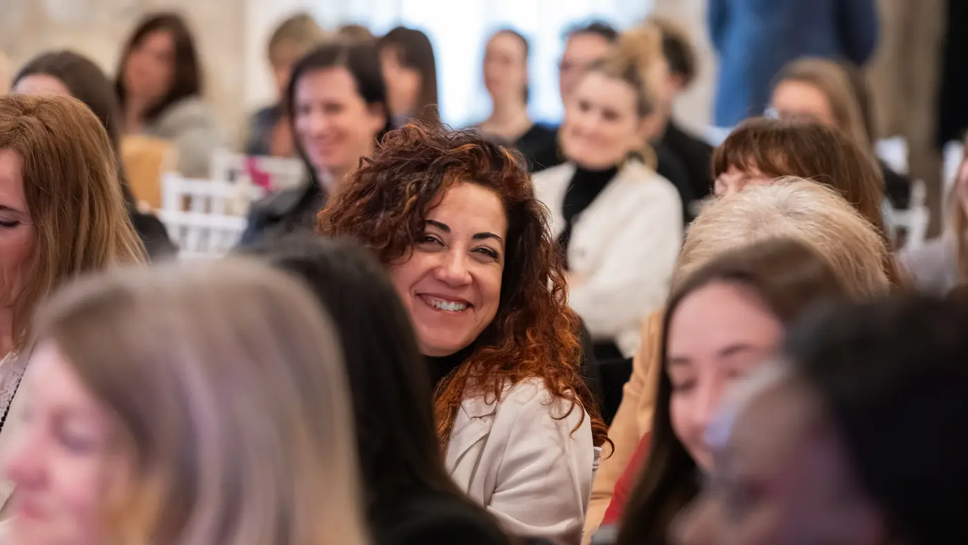 Desenzano del Garda — L'Impresa è Donna 2026 Una partecipante sorride in mezzo al pubblico di Desenzano