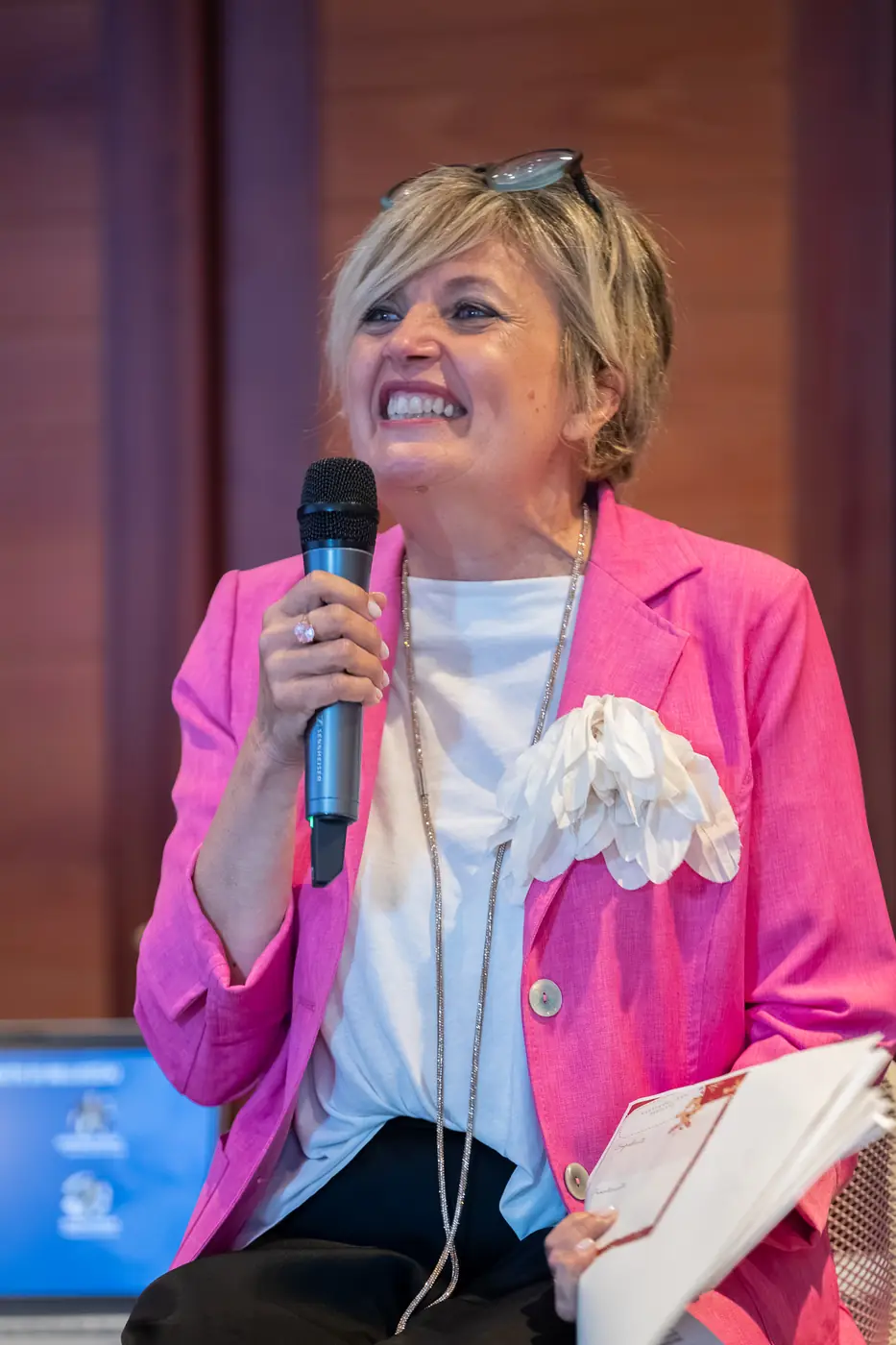 Genova — L'Impresa è Donna 2026 Una relatrice in blazer fucsia parla al microfono durante il dibattito