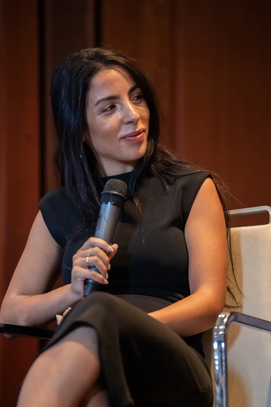 Genova — L'Impresa è Donna 2026 Una relatrice in abito nero parla al microfono davanti alla platea