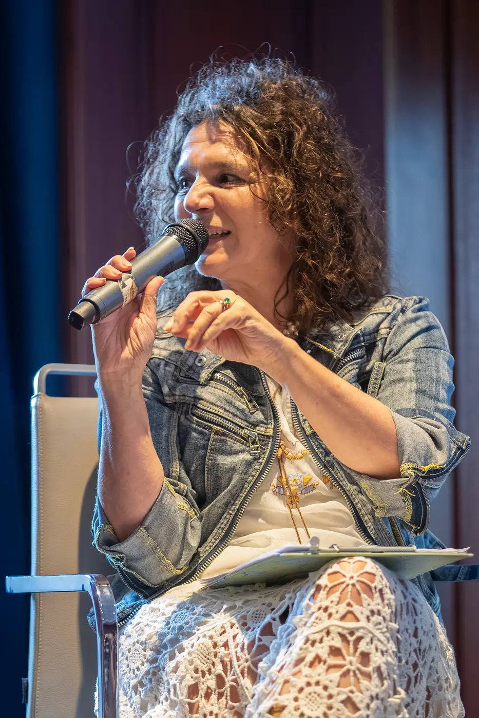 Genova — L'Impresa è Donna 2026 Una relatrice con i capelli ricci gesticola mentre parla al microfono