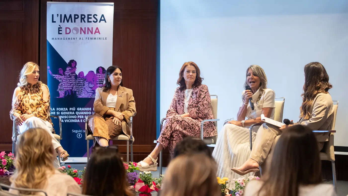 Genova — L'Impresa è Donna 2026 La tavola rotonda di Genova: quattro relatrici sedute davanti alla platea