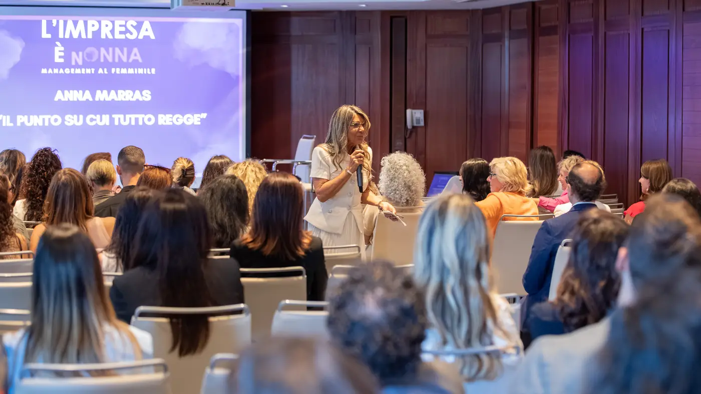 Genova — L'Impresa è Donna 2026 La sala di Genova durante un intervento, con il titolo proiettato sullo schermo
