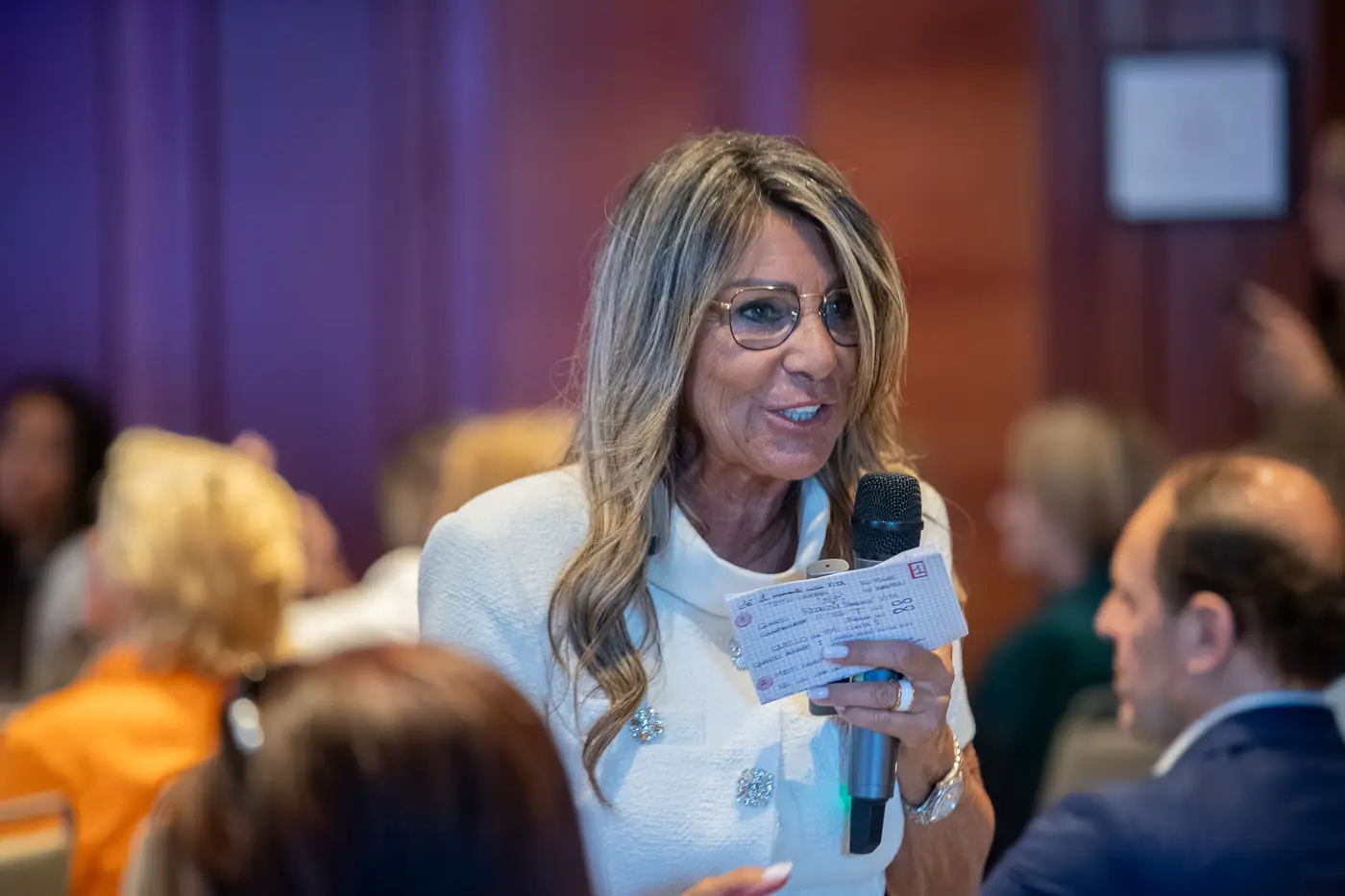 Genova — L'Impresa è Donna 2026 Una partecipante con gli occhiali interviene al microfono dalla platea