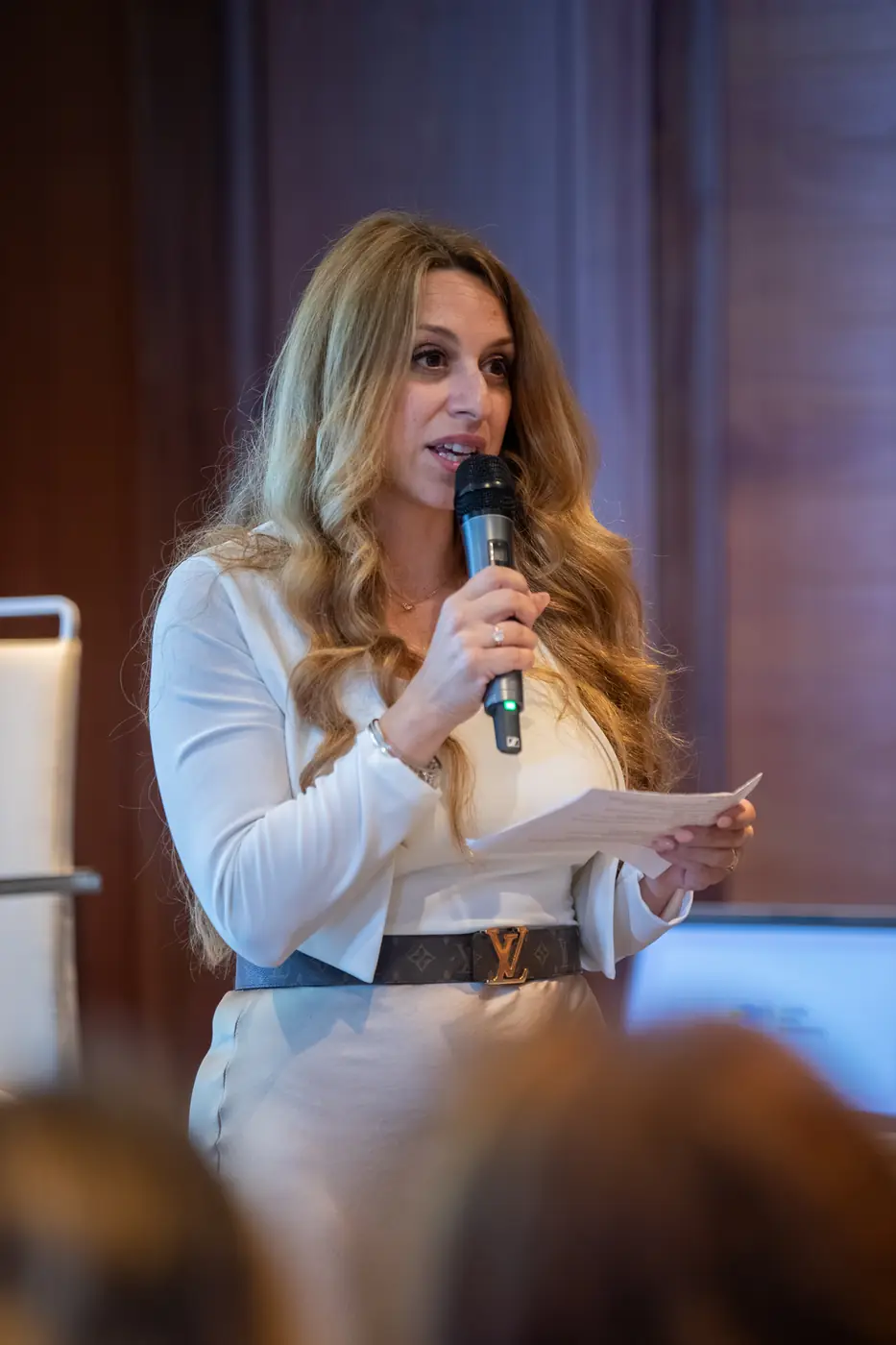 Genova — L'Impresa è Donna 2026 Una relatrice parla al microfono tenendo in mano le sue schede