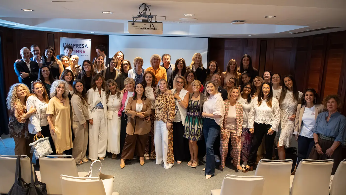 Genova — L'Impresa è Donna 2026 La foto di gruppo di Genova ripresa dal fondo della sala