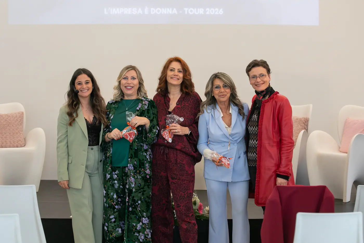 Palermo — L'Impresa è Donna 2026 Le cinque relatrici di Palermo in posa davanti allo schermo con il titolo del tour 2026