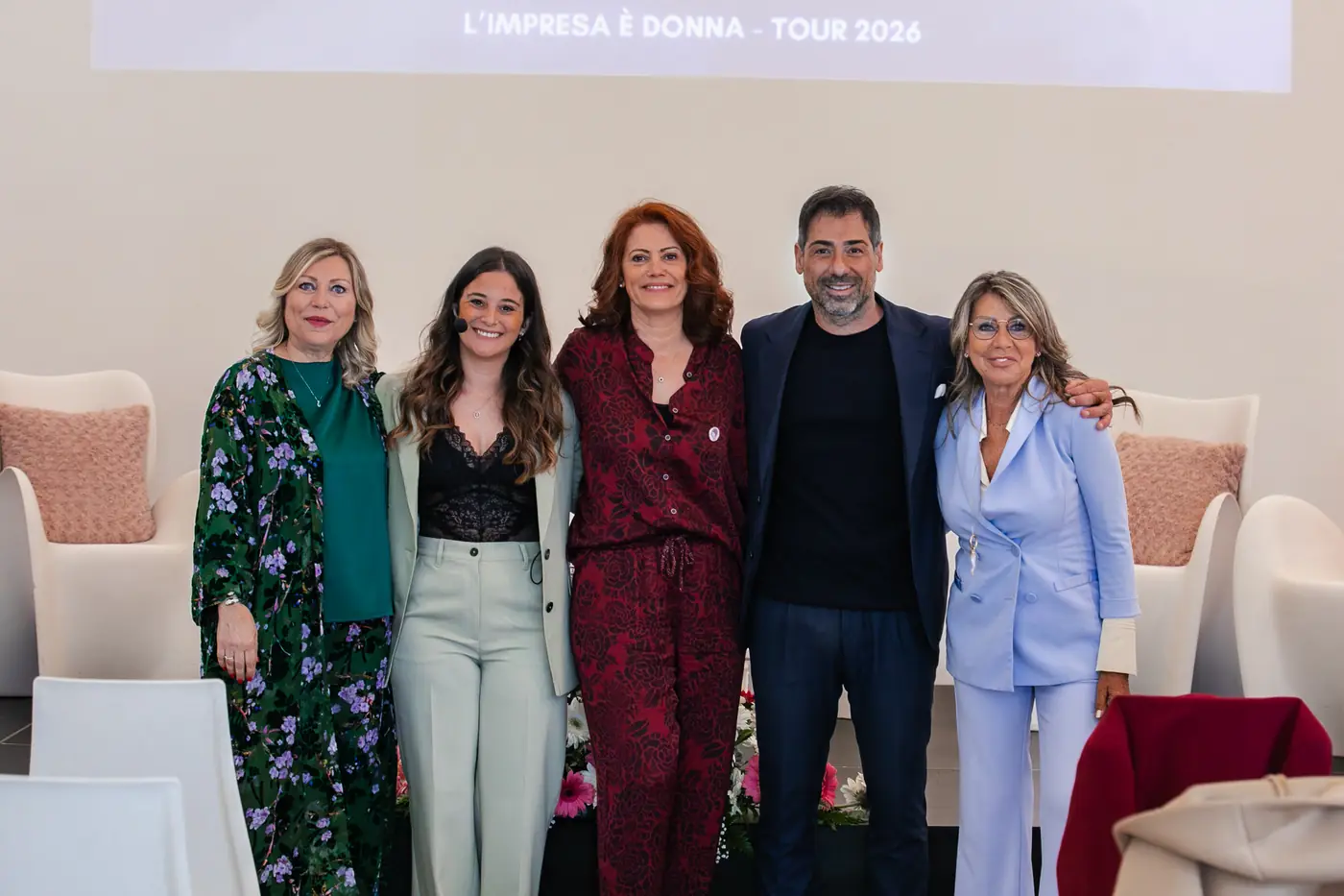 Palermo — L'Impresa è Donna 2026 Le relatrici e il moderatore della tappa di Palermo in posa davanti allo schermo