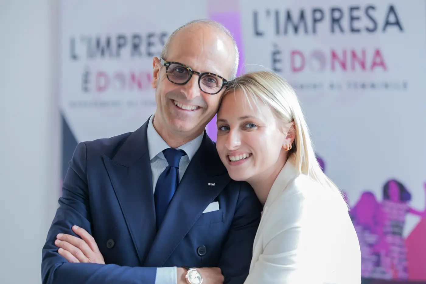 Palermo — L'Impresa è Donna 2026 Due ospiti in posa davanti al totem de L'Impresa è Donna a Palermo