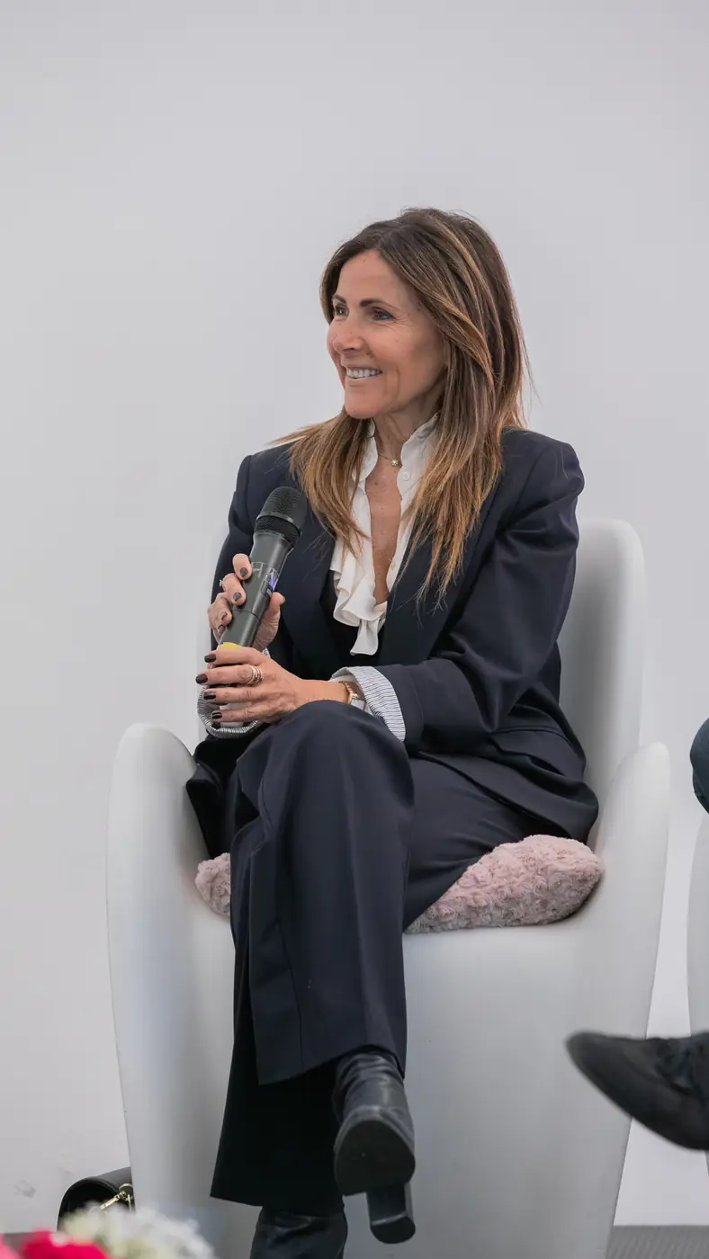 Palermo — L'Impresa è Donna 2026 Una relatrice in completo scuro ascolta seduta in poltrona