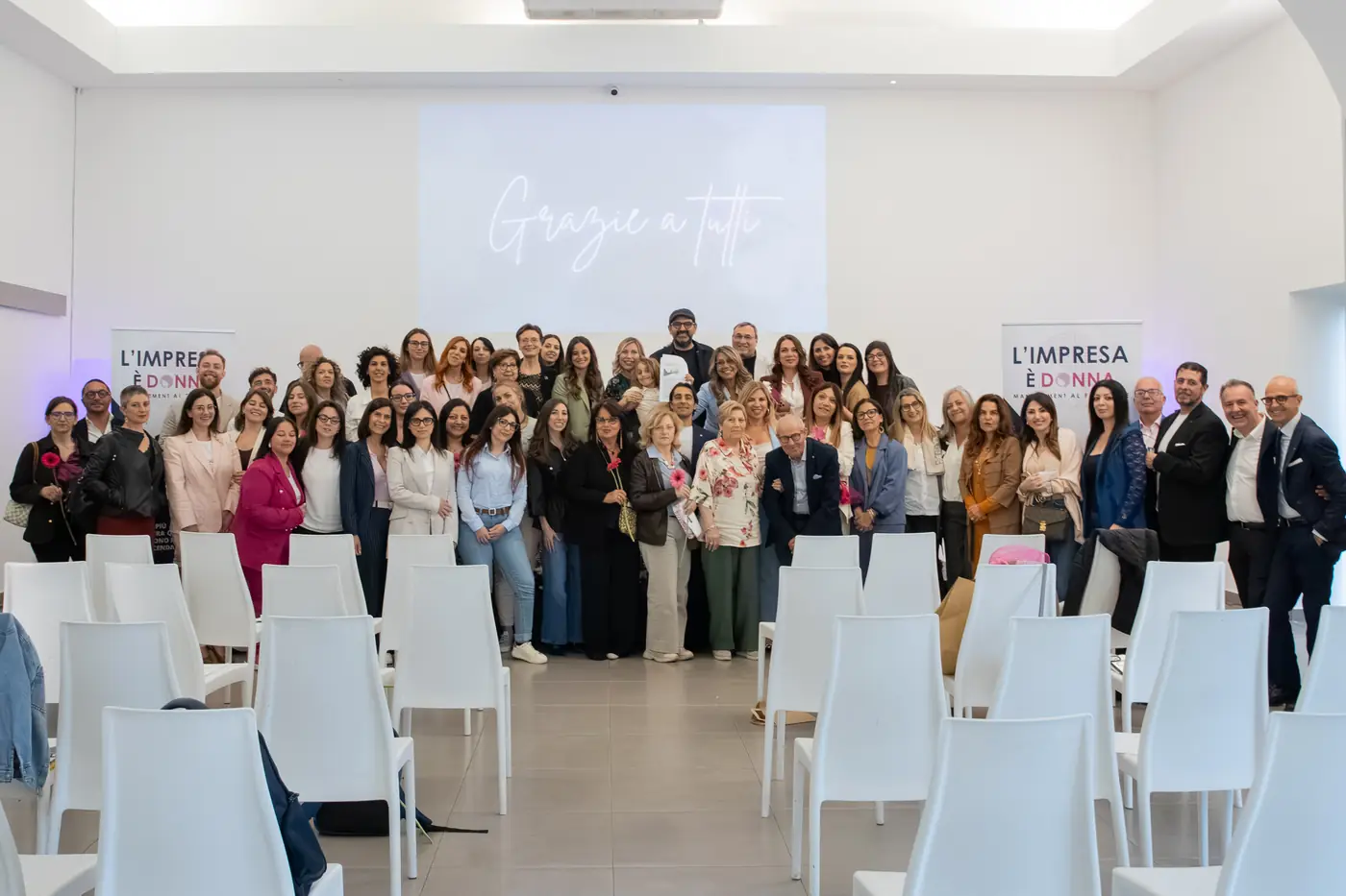 Palermo — L'Impresa è Donna 2026 La foto di gruppo di tutte le partecipanti alla tappa di Palermo, davanti allo schermo con il ringraziamento finale