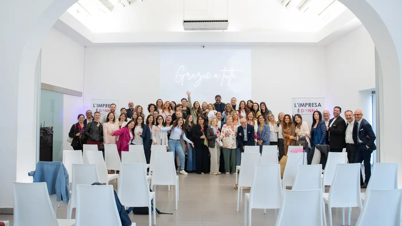 Palermo — L'Impresa è Donna 2026 La platea di Palermo durante la foto di gruppo finale, ripresa dal fondo della sala
