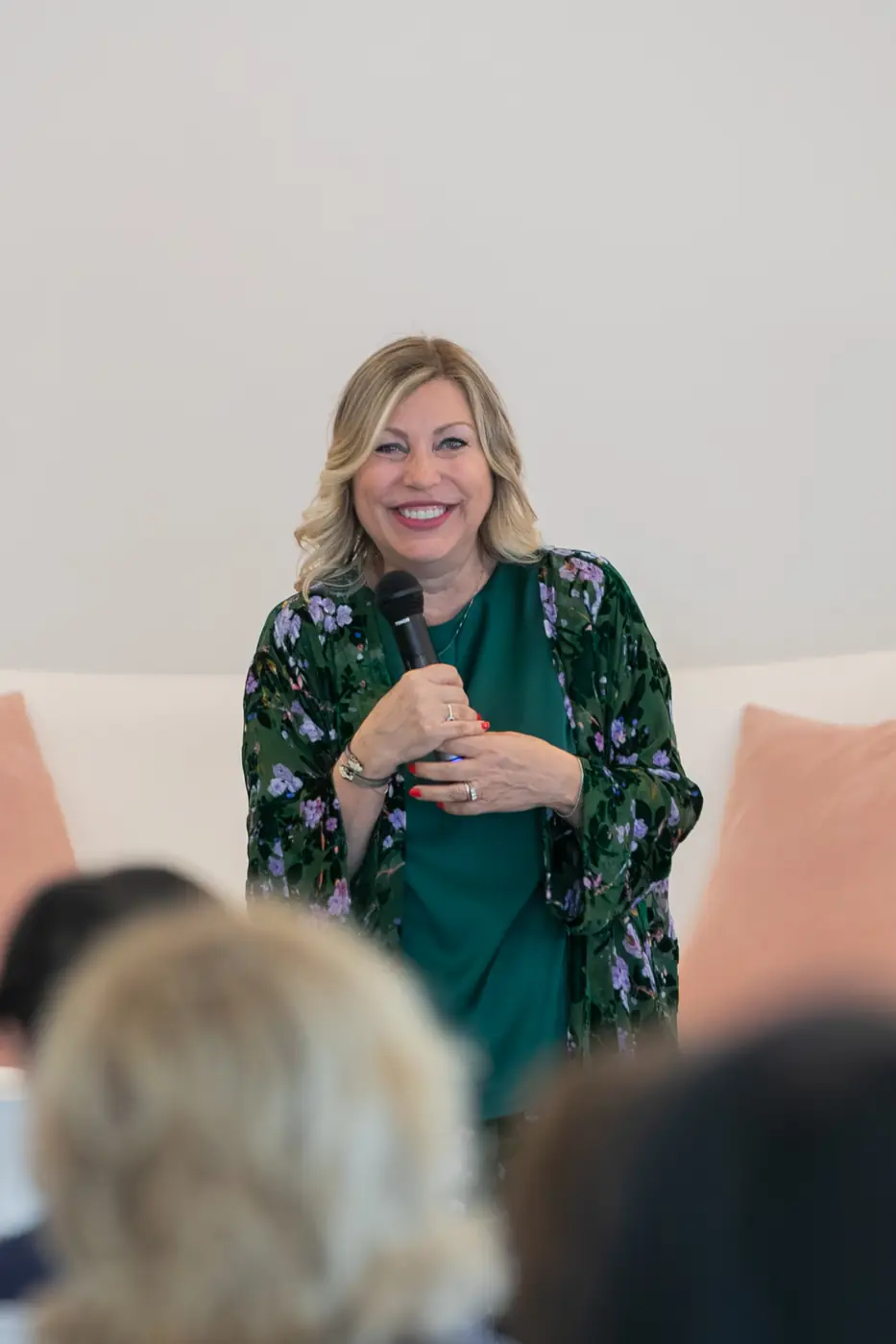 Palermo — L'Impresa è Donna 2026 Una partecipante in abito verde a fiori sorride al termine dell'incontro