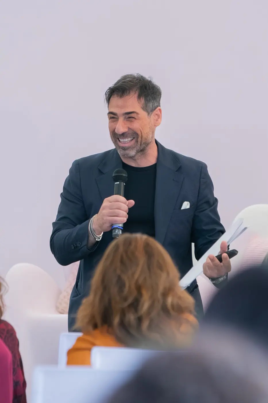 Palermo — L'Impresa è Donna 2026 Il moderatore della tappa di Palermo con il microfono e le schede in mano